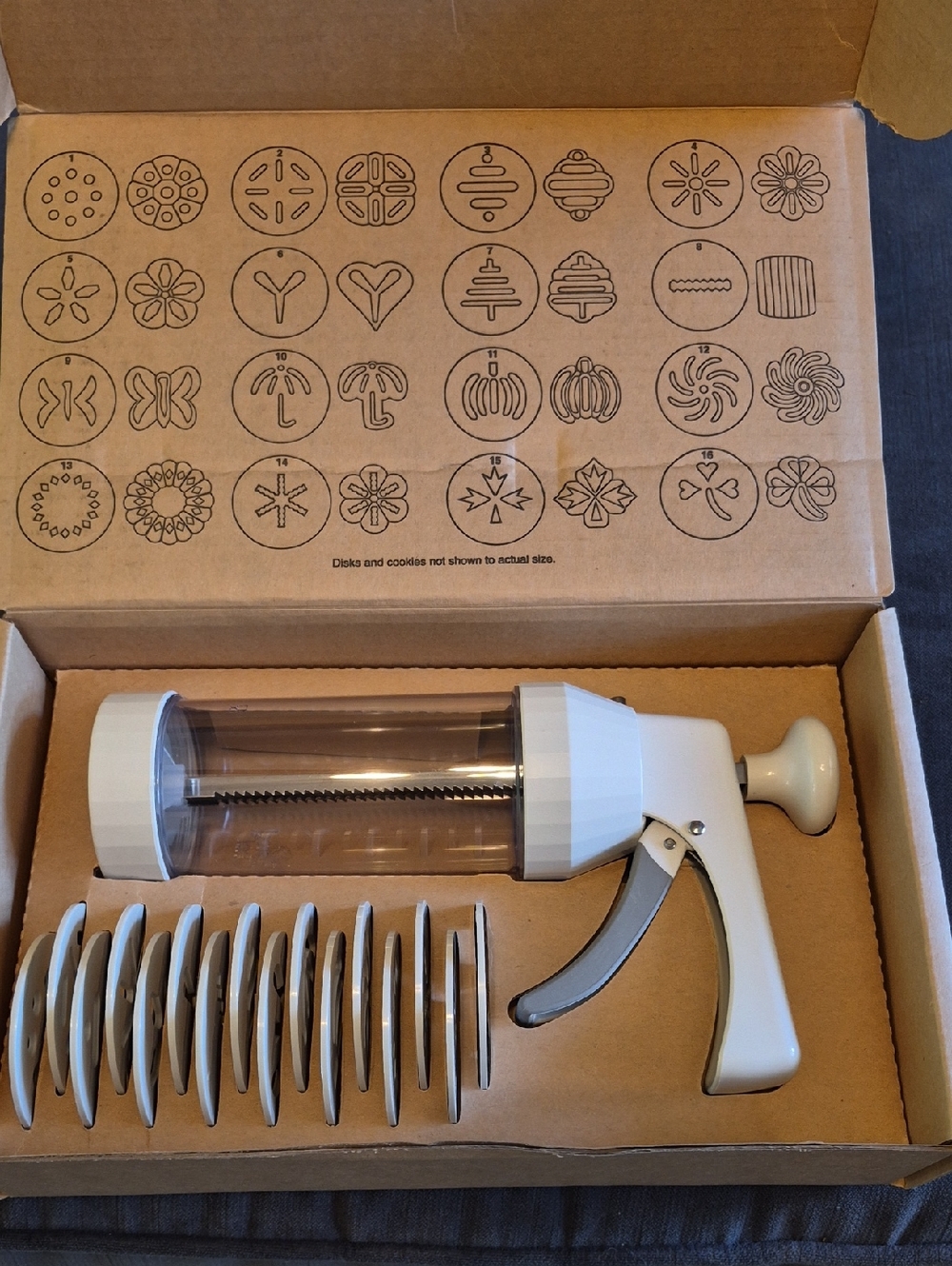 New In Box Pampered Chef Cookie Press and 16 Discs -‎ White